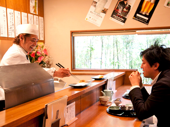 目の前でカラッと揚げられる天ぷらと料理長との会話。酒がまたすすむ。