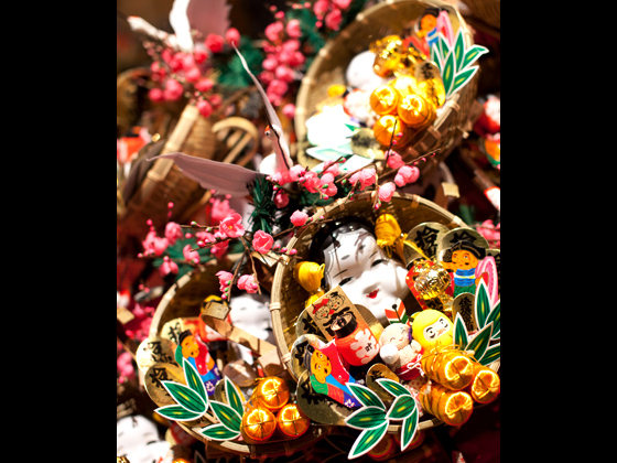 区内で唯一酉の市が開催される葛西神社。毎年11月の酉の日には境内に市が立ち、商売繁盛の熊手が販売される。そこかしこで三本締めが！