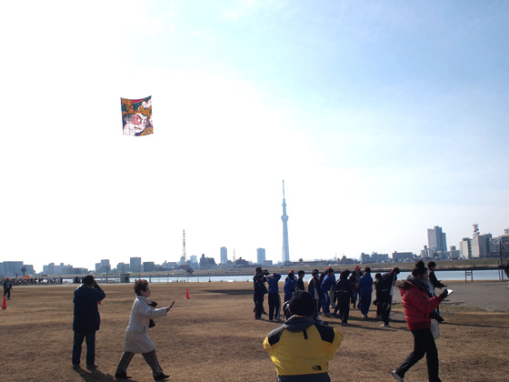 「堀中の思い出になれば。大人になったらまた凧揚げに参加してほしい」と実行委員会の一杉昌宏さん。