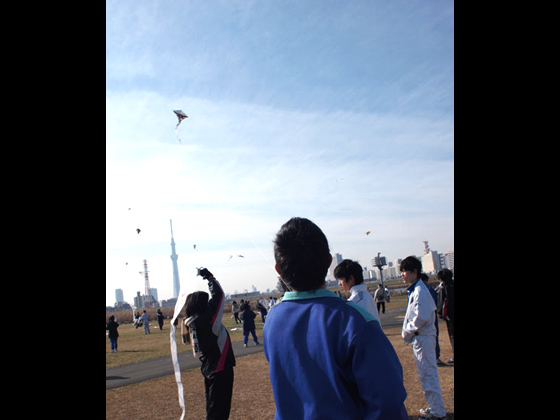 「堀中の思い出になれば。大人になったらまた凧揚げに参加してほしい」と実行委員会の一杉昌宏さん。