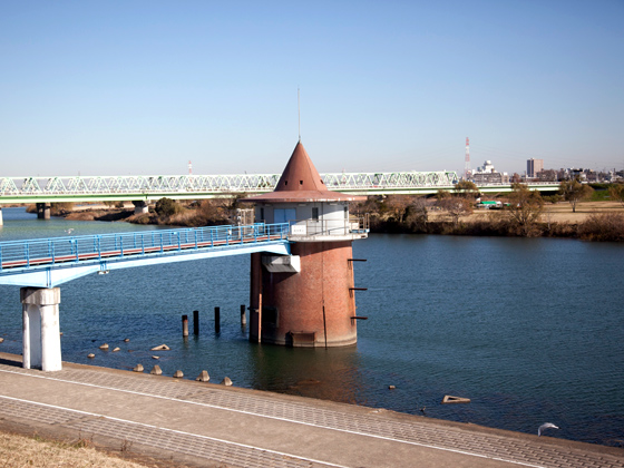 江戸川に立つ第2取水塔。「とんがり帽子」の愛称で広く区民に親しまれている。