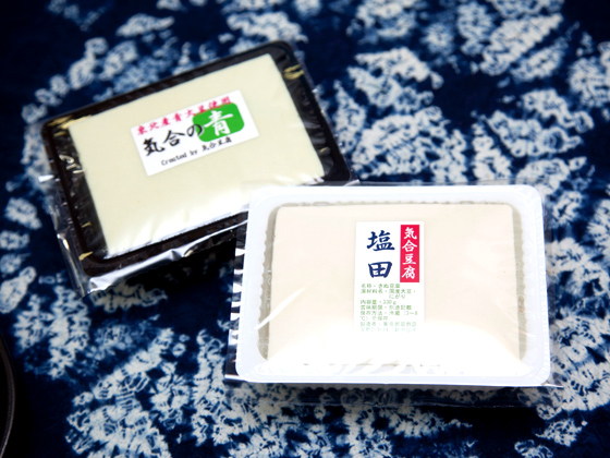 滋賀県産大豆「玉誉れ」とにがり100%で作られた絹豆腐「塩田」220円。緑色の豆腐は2種の青大豆を絶妙にブレンドして作られた「気合いの青」315円。これら、必ず食すべし！！
