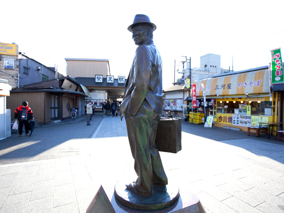 京成金町線柴又駅前に立つ「フーテンの寅像」。