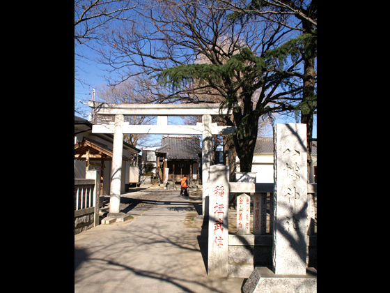 会場は鎌倉八幡神社の社務所。ここはあの神奈川県鎌倉市の鶴岡八幡宮より分霊し勧請した神社。「まんだら出前寄席」は3月、8月、11月に行われる。
